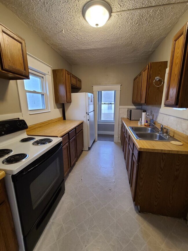 Building Photo - 2 bed 1.5 bath with vacant lot for your ki...