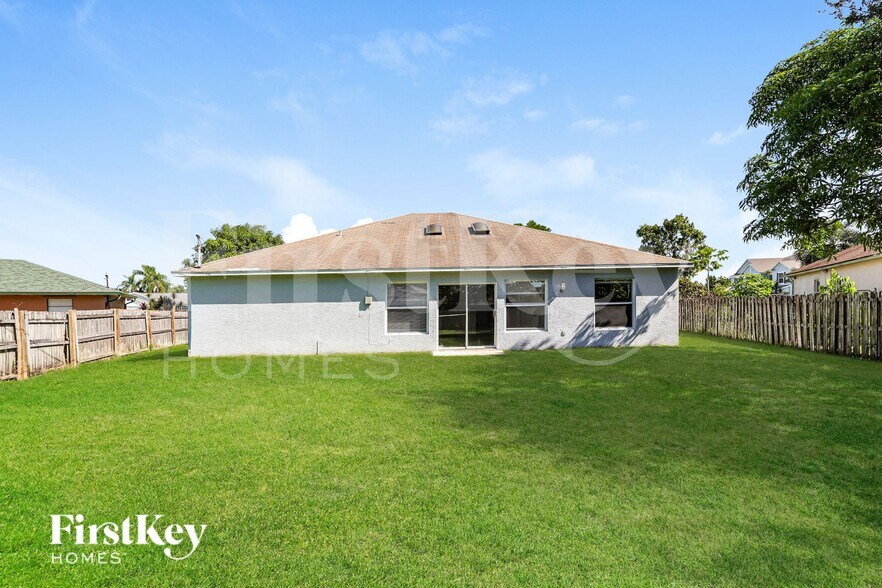 Building Photo - 422 SW Cherryhill Rd