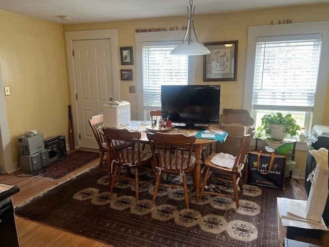 Building Photo - 9 Broad St