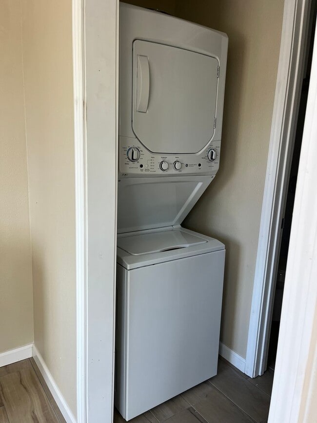 Building Photo - 5033 Hallmark St