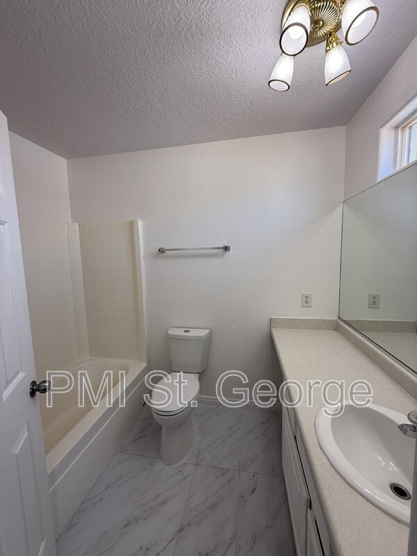 Building Photo - 1947 E 40 S Cir
