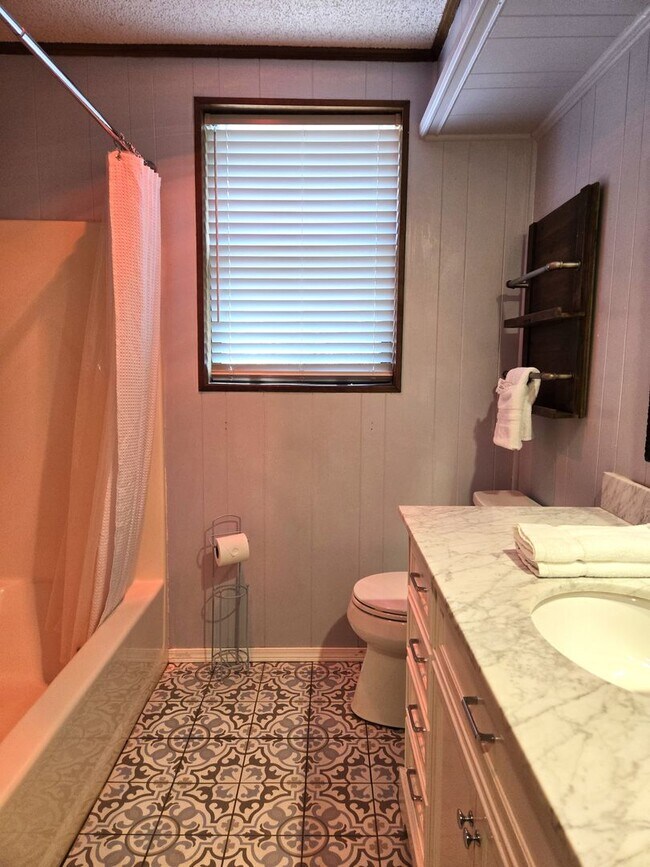 Building Photo - Large Three Bedroom Home Close To Midtown ...