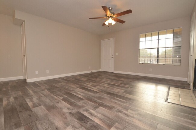 Building Photo - 1/1 Condo in Altamonte Springs ~ Gated Lakefront Community ~ LVP Flooring & Updated Kitchen/Bath!