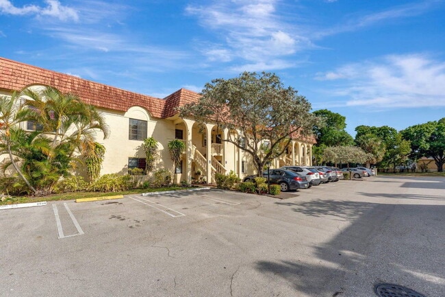 Building Photo - 138 S Cypress Rd