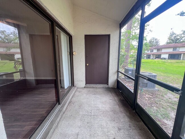 Building Photo - 2BR/1.5 Townhouse in Conveniently Located ...