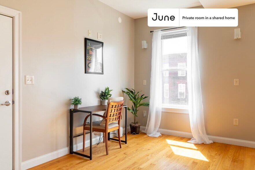 Building Photo - Private bedroom in 3 bed/1.5 bath Home