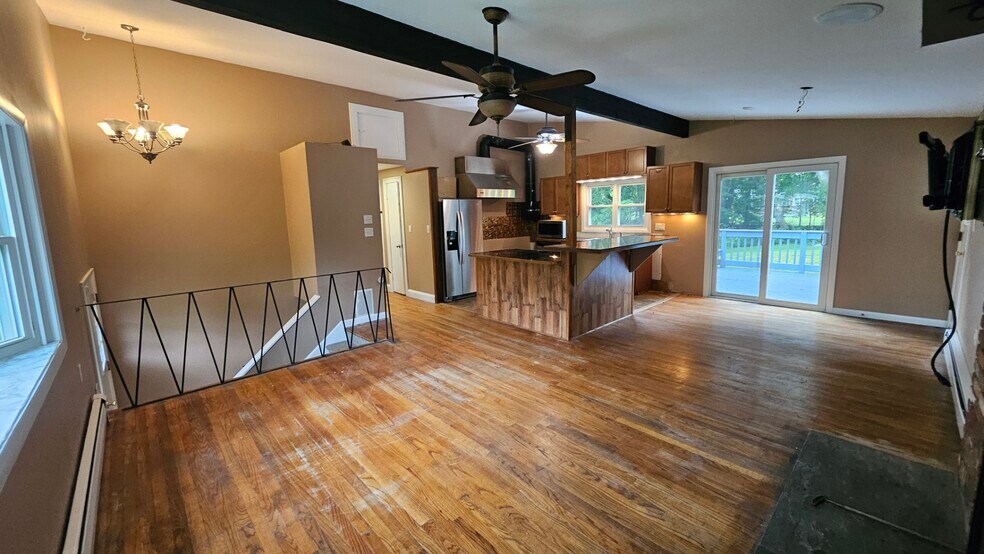 Living Room - 5 Tudor Ct W