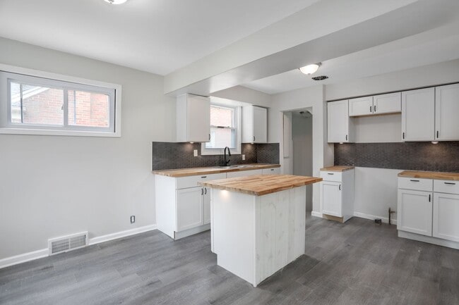 Primary Photo - Completely remodeled 3 bed/1 bath Single F...