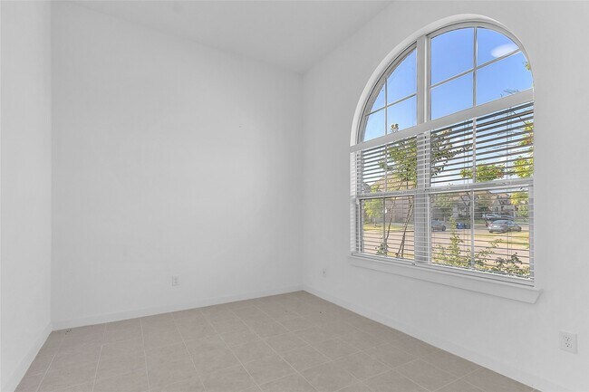 Building Photo - 1805 Everglades Dr