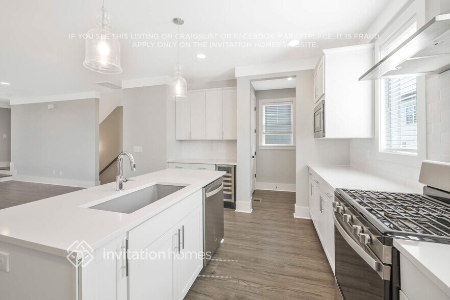 Building Photo - 647 Vernon Ave