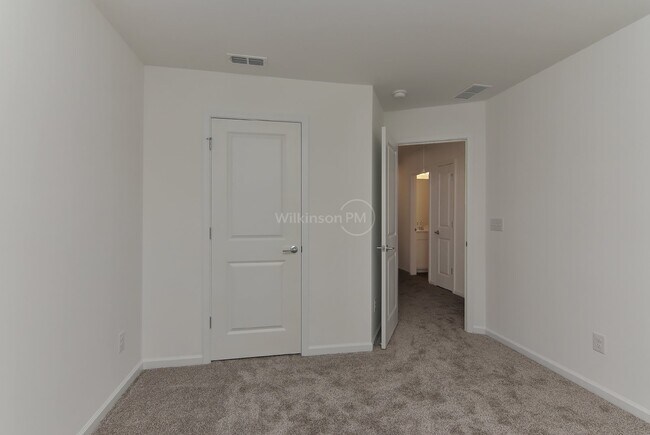 Building Photo - Beautiful 3BD/2.5BTH Townhouse with Commun...