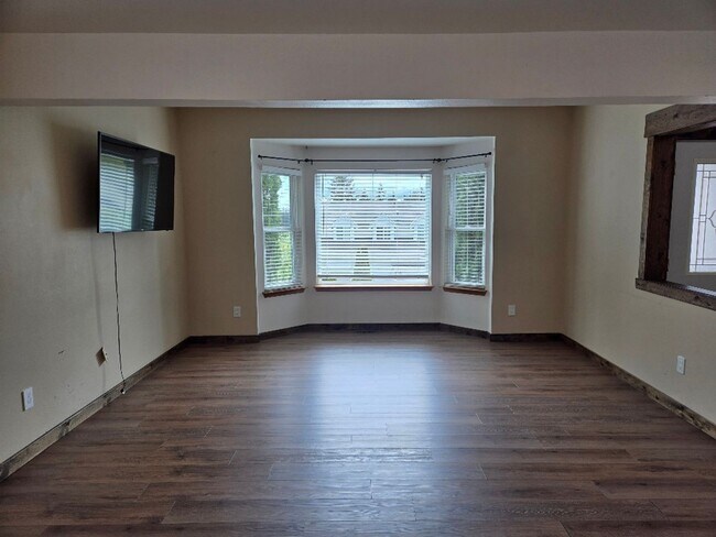 Building Photo - 3 Bedroom Home in Island Lake Community