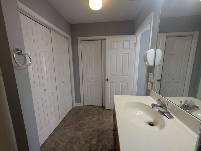 Building Photo - 2808 Shadowbrook Ln