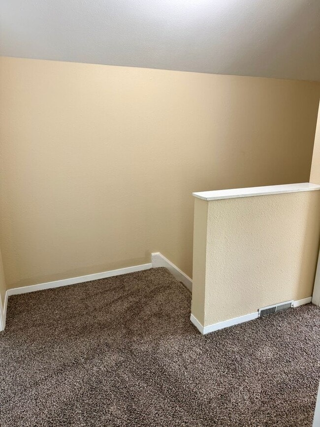 Building Photo - 3 Bed/1.5 Bath House For Rent with 2 Car Garage!