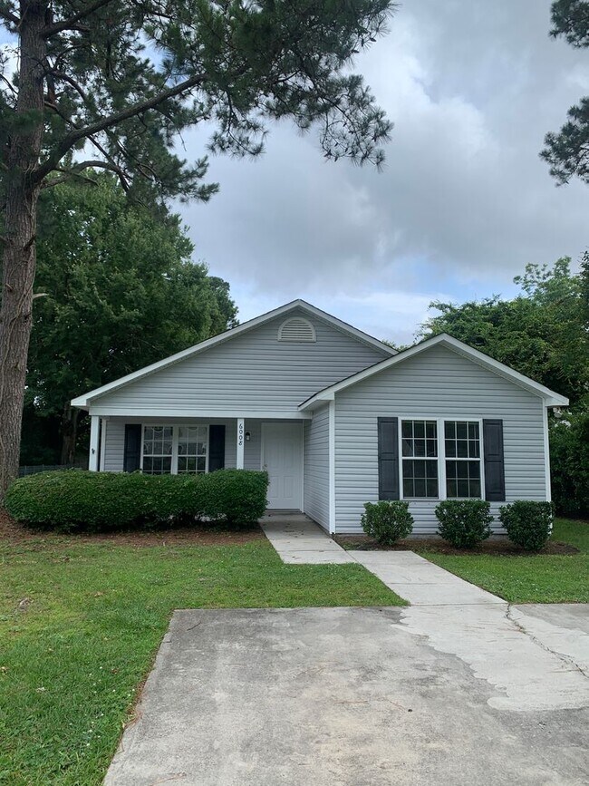Primary Photo - 3 Bedroom 2 Bath on Park Ave. Available