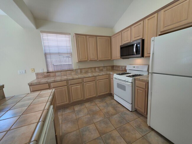 Building Photo - 2 bedroom 2 bath home, 2 car garage, in So...