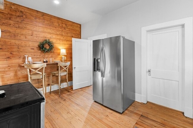 Building Photo - 915 N Center St