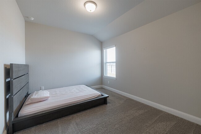 Building Photo - 5511 Coral Land Dr