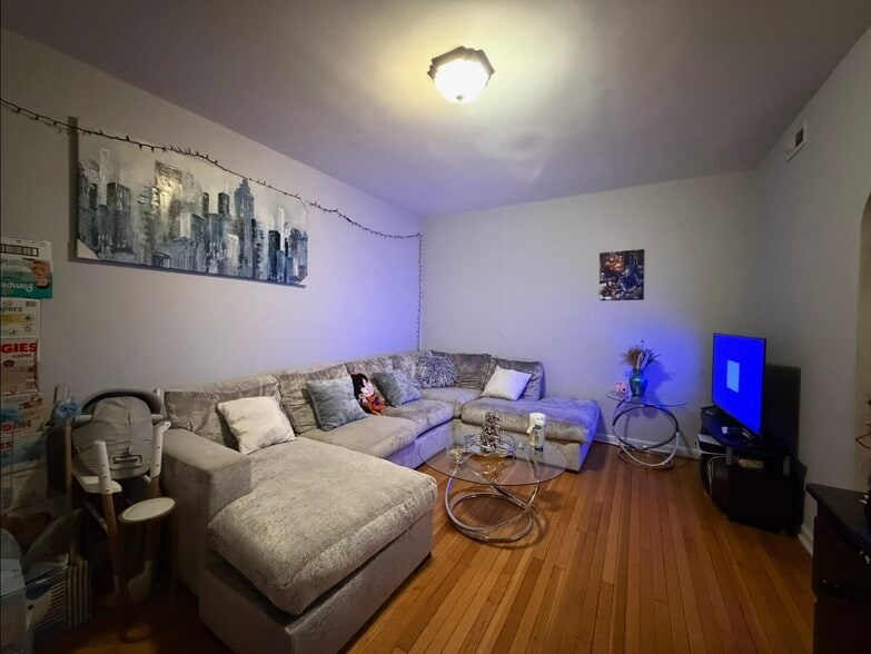 Building Photo - 5937 W Dakin St