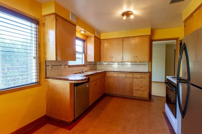 Building Photo - Fantastic SE Portland Home with Parking, Hardwoods, Charming Character, and Large Patio