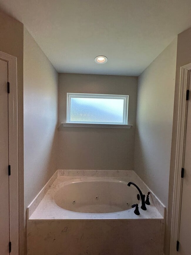 Building Photo - Available NOW in Southaven! Like New 3 BR/...