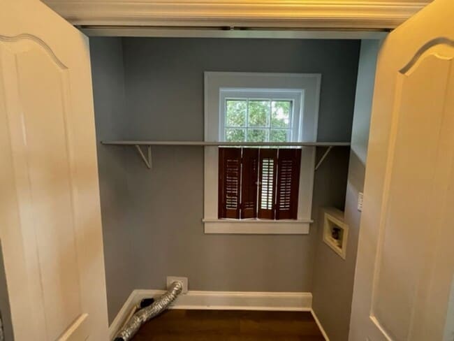 Building Photo - 4 Bedroom 2 bath home with garage in beaut...