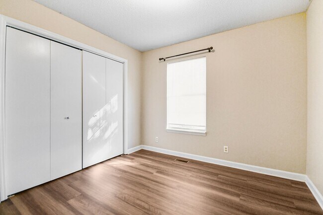 Building Photo - Pet Friendly Three Bedroom!