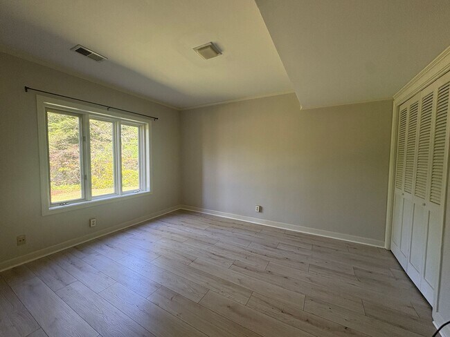 Building Photo - Large Lakefront Home Minutes from Downtown Greenville!