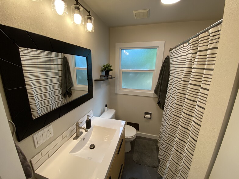 Bathroom - 1004 N 7th St