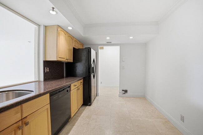 Building Photo - 4740 S Ocean Blvd