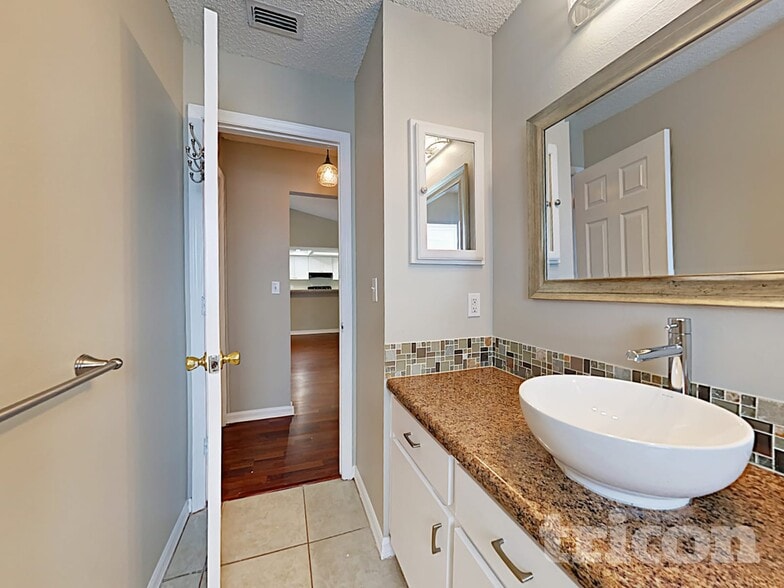 Building Photo - 13415 Twin Lake Ave