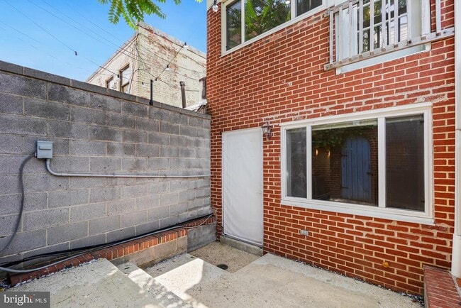 Building Photo - 307 8th St NE