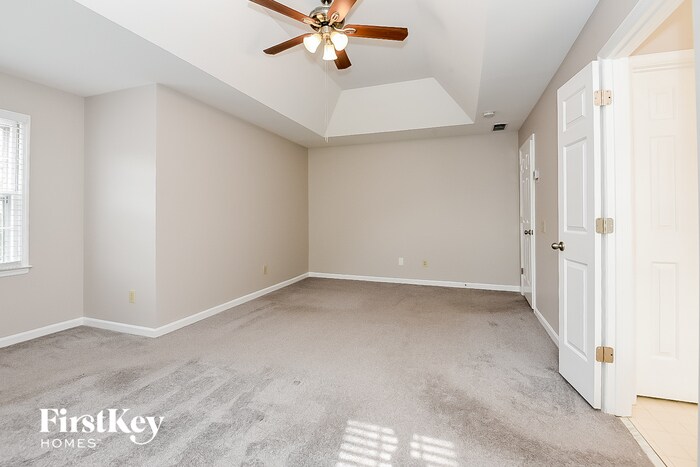Building Photo - 140 Glen Holly Dr