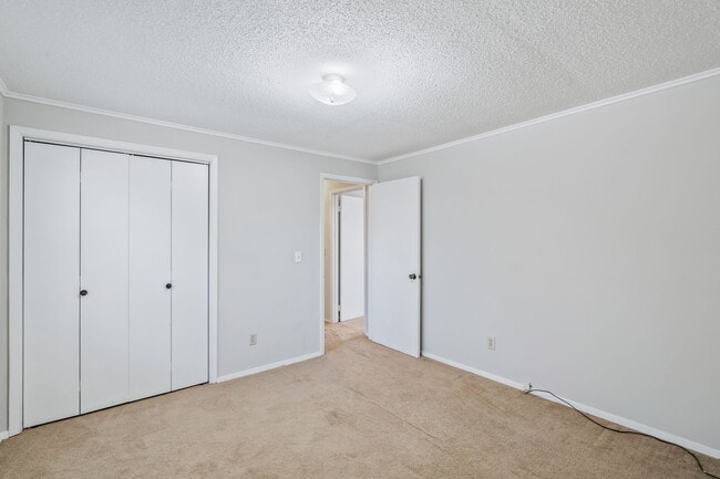 Building Photo - 302 Wakefield Rd