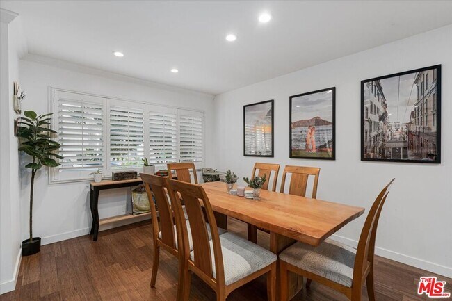 Building Photo - 1121 N Olive Dr