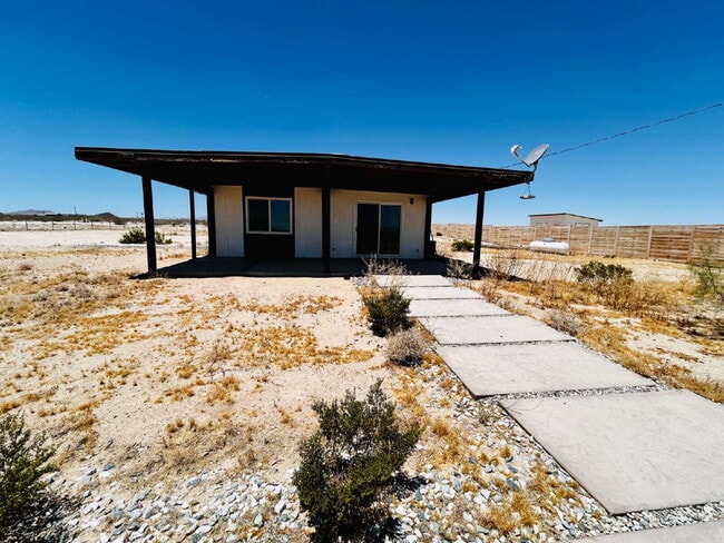 Building Photo - Quiet 2 bd House Surrounded by Open Desert