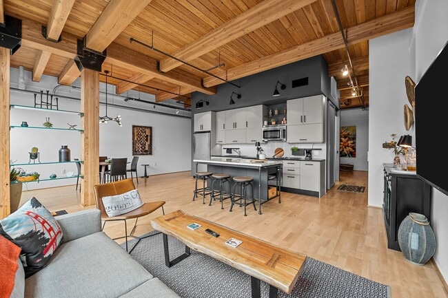 Building Photo - Gorgeous One Bedroom Luxury Condo in Ballp...
