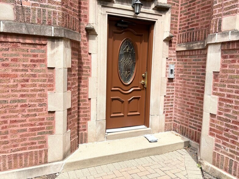 Building Photo - 3851 N Kedvale Ave