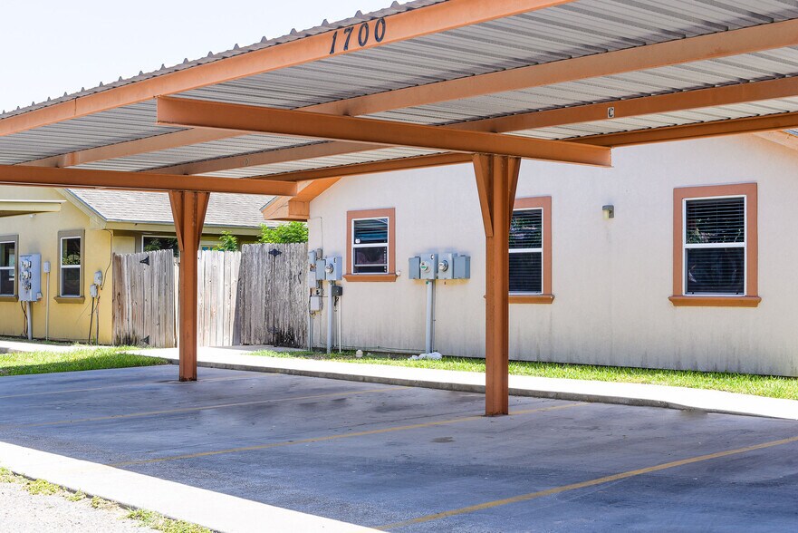 Building Photo - 1700 W Douglas Dr