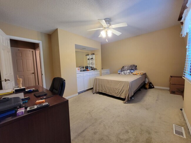 Building Photo - 1605 Lyndhurst Dr