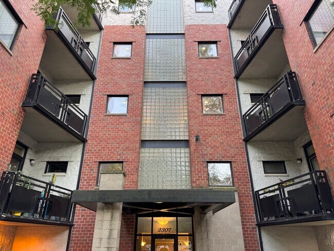 Building Photo - 2307 W Wolfram St