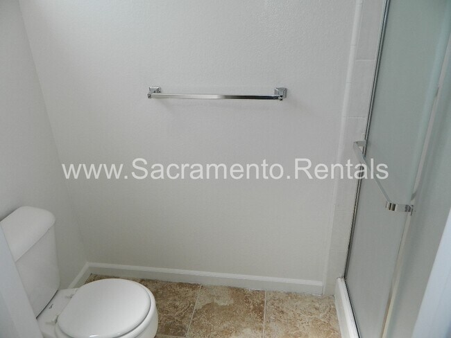 Building Photo - Spacious 4bd/2ba House with 2 Car Garage