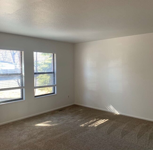 Building Photo - 818 Mansfield Dr