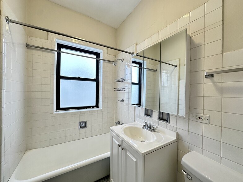 Building Photo - 1324 Oak Ave