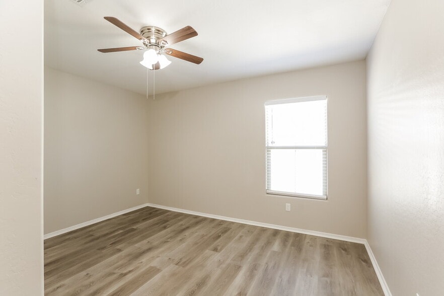 Building Photo - 17211 W Gibson Ln