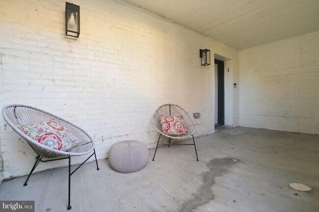 Building Photo - 616 Quebec Place NW