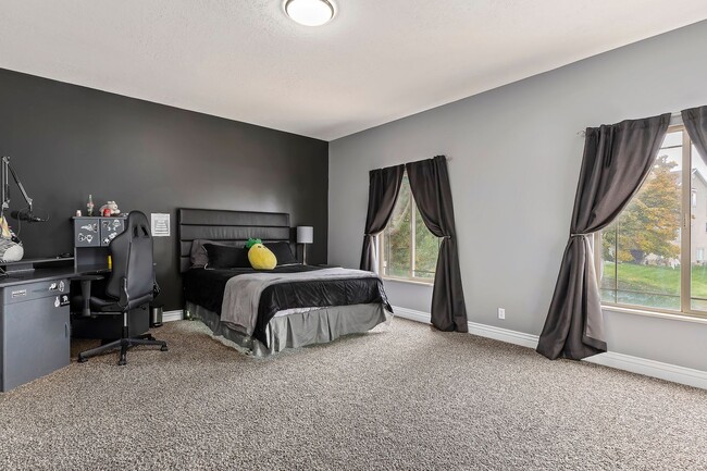 Building Photo - 4 Bedroom/ 4 Bathroom Home In Draper