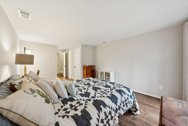 Building Photo - Welcome home to this beautifully updated end-unit townhome in the heart of Kingstowne — one of No...