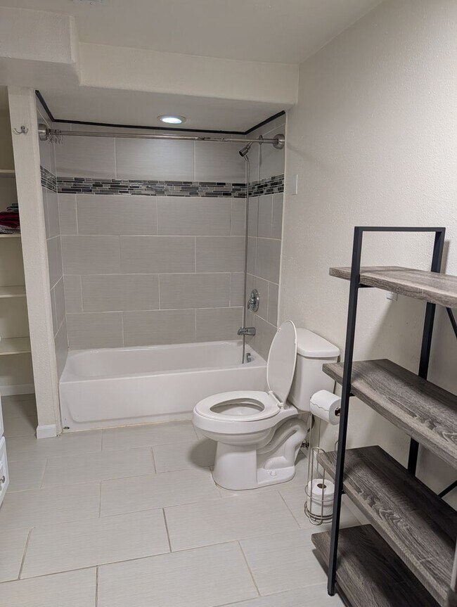 Building Photo - 825 N Laventure Rd