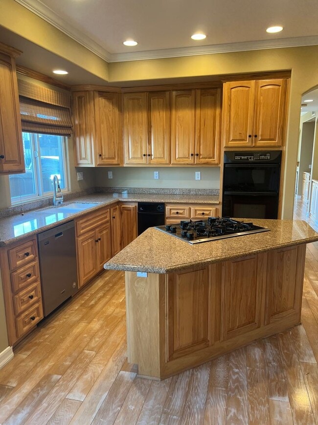 Building Photo - Custom home 1 block to ocean